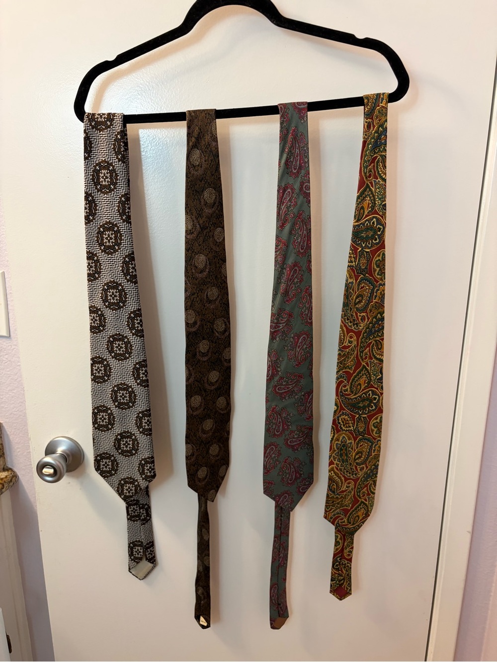 Men’s Tie Bundle! See descr Men's Paisley and Geometric Silk Ties - Mixed Colors